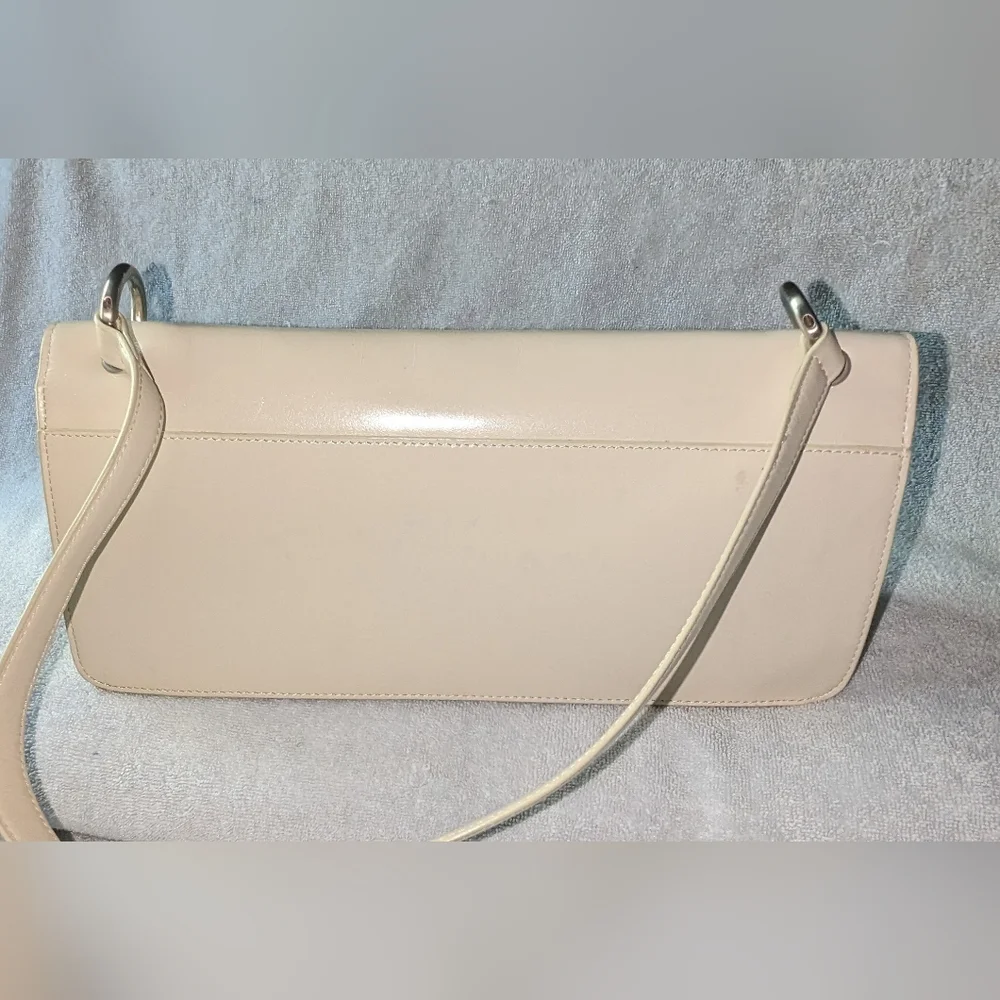 Hobo International cream leather shoulder bag.